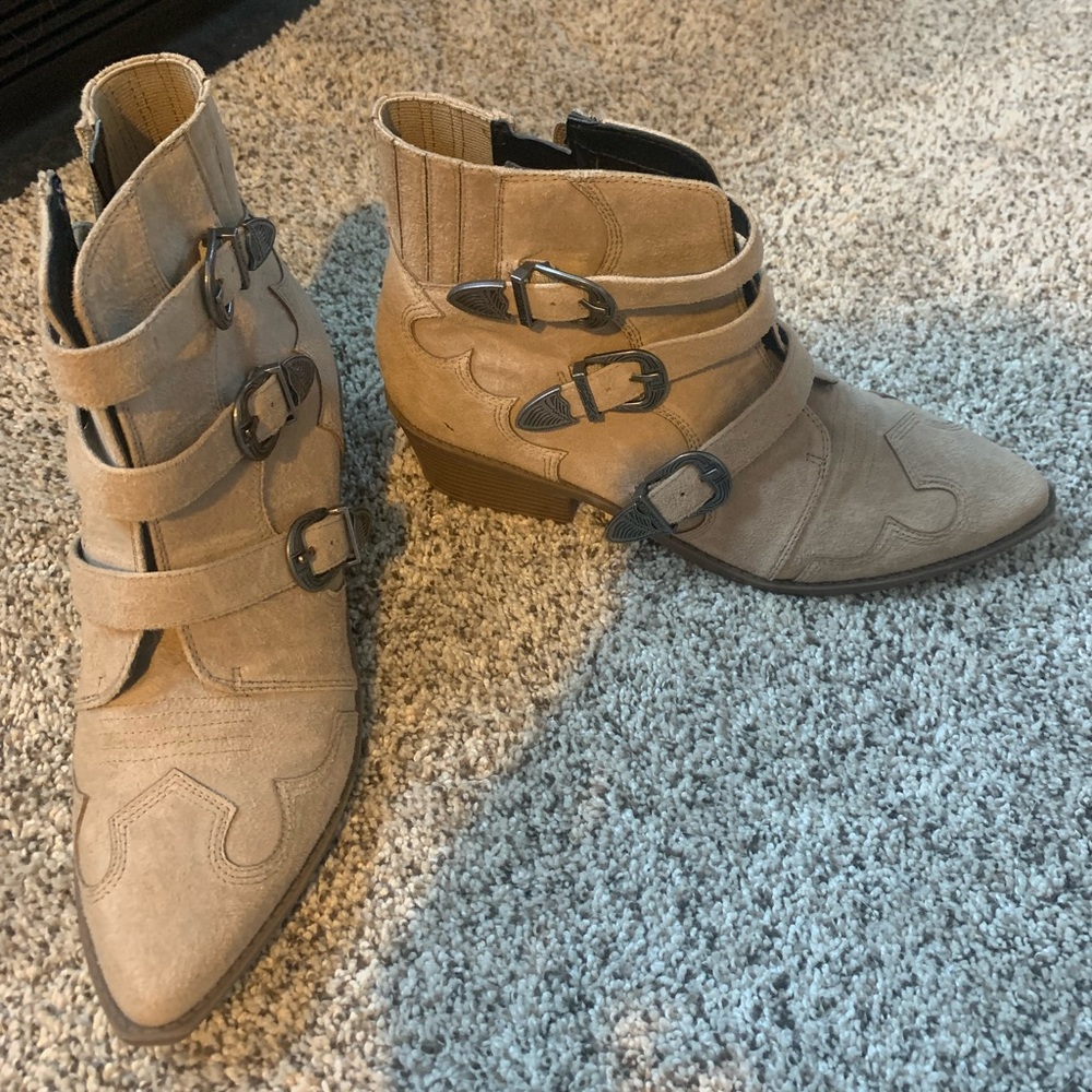 Indigo rd. Like brand new!  Country western buckle boot. Size 8.5